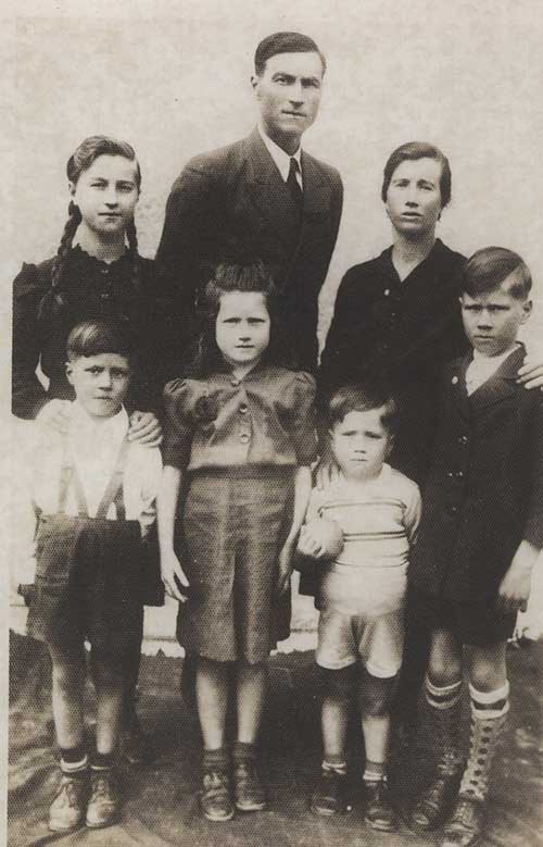 Pietro and Maria Teresa Di Ioia and family in Italy, 1948. Canadian Museum of Immigration at Pier 21 (DI2013.1789.5).