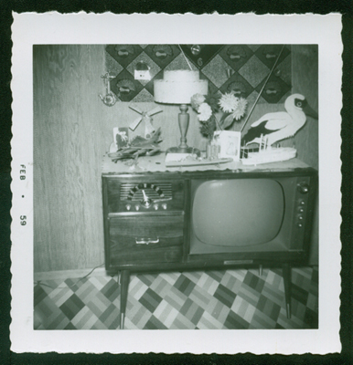 Ed Smith's first TV with radio. Canadian Museum of Immigration at Pier 21 (DI2013.1641.17).