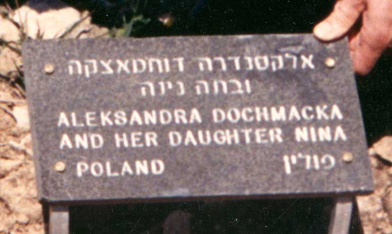 Name plate: Aleksandra dochmacka and her daughter Nina.