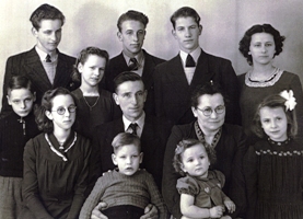 Portrait de famille en noir et blanc de six adultes et six enfants.