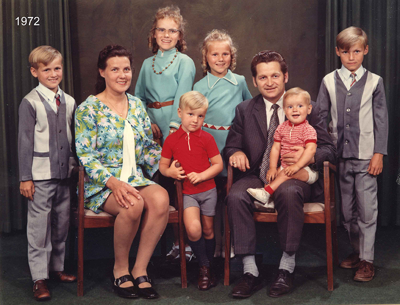 Portrait of man, woman and six children.