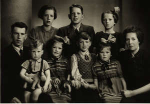 Family portrait of Enne and Wiebrigje with their seven children.