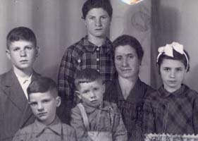 Older black and white photo of mother and five children.